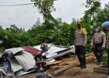 Kapolres Humbahas Sambangi Rumah Korban Bencana Angin Puting Beliung