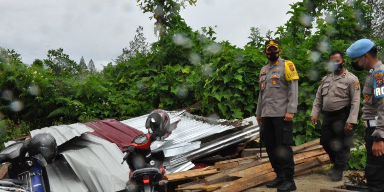 Kapolres Humbahas Sambangi Rumah Korban Bencana Angin Puting Beliung Kapolres Humbahas Sambangi Rumah Korban Bencana Angin Puting Beliung