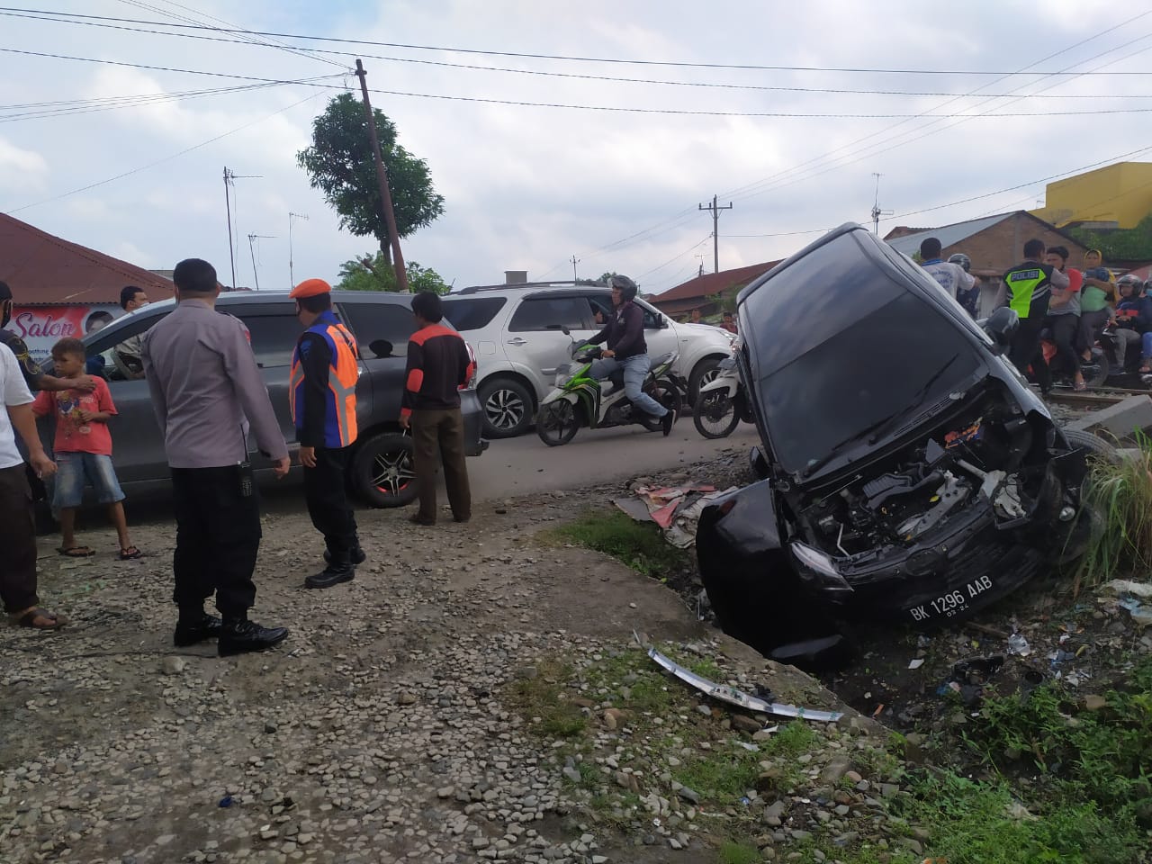Mobil Mayang Sari Ditabrak Kereta Api di Perlintasan Helvetia