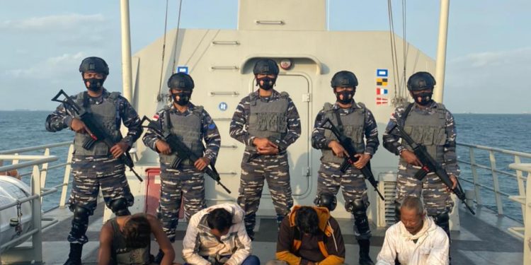 TNI AL Tangkap Lima Pencuri yang Gunakan Dua Speed Boat di Selat Singapura