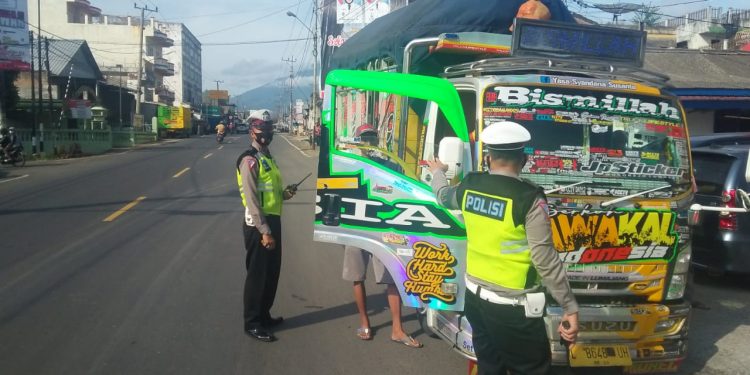 Video Truk Oleng Viral, Polisi Lalulintas Amankan Truck Berikut Sopir dan Pembuat Kontennya Video Truk Oleng Viral, Polisi Lalulintas Amankan Truck Berikut Sopir dan Pembuat Kontennya