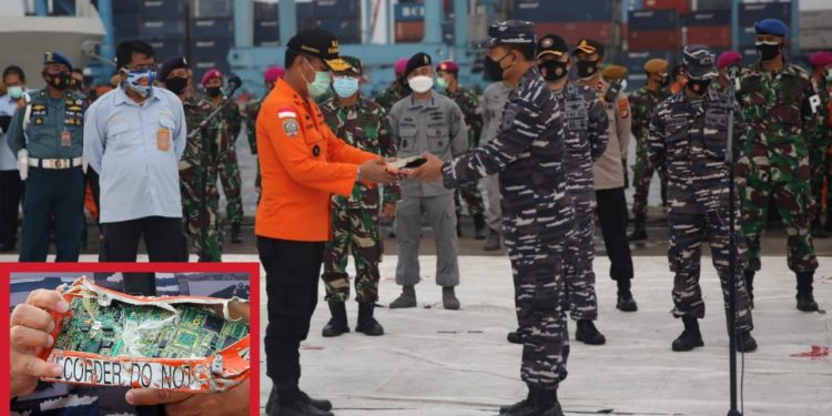 Tim SAR Gabungan TNI AL Serahakan Temuan Hari Kesembilan Pencarian SJ 182