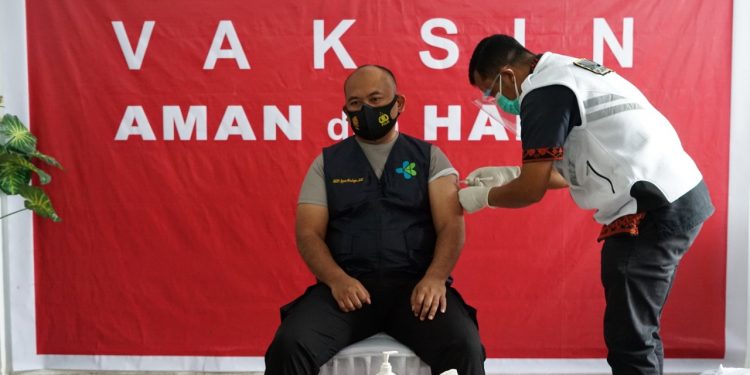 Kapolres Simalungun AKBP Agus Waluyo Divaksin Sinovac Kapolres Simalungun AKBP Agus Waluyo Divaksin Sinovac