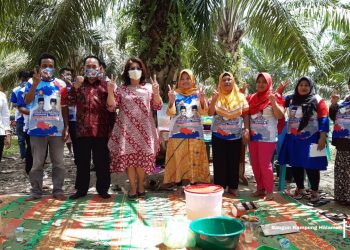 Kerendahan Hati TPS, Angkat Kursi untuk Tempat Duduk Warga