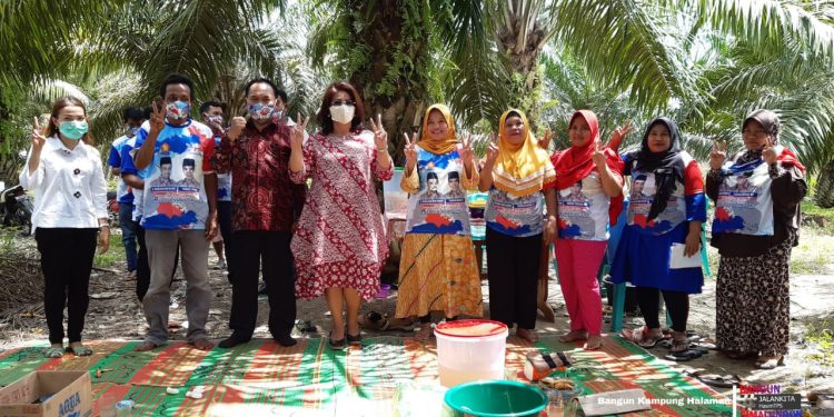 Kerendahan Hati TPS, Angkat Kursi untuk Tempat Duduk Warga Kerendahan Hati TPS, Angkat Kursi untuk Tempat Duduk Warga