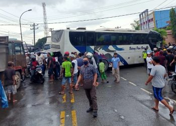 Truk Henro Siahaan Tabrakan dengan Bus Batang Pane Baru di Jalinsum Medan-Tebingtinggi
