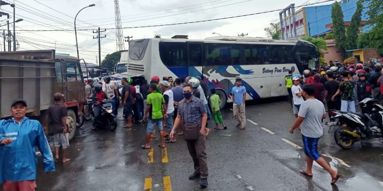 Truk Henro Siahaan Tabrakan dengan Bus Batang Pane Baru di Jalinsum Medan-Tebingtinggi