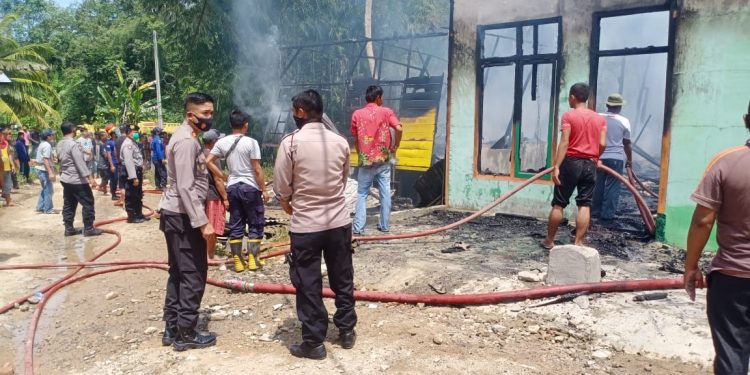2 Rumah Bentol Aritonang di Pandan Tapteng Terbakar 2 Rumah Bentol Aritonang di Pandan Tapteng Terbakar