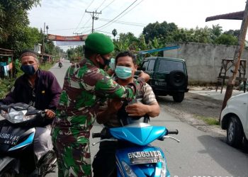 Personel Kodim 0208/Asahan Kompak Pemberian Masker Gratis dan Penghimbauan Protokol Covid 19 di Kabupaten Asahan