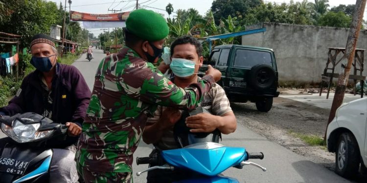 Personel Kodim 0208/Asahan Kompak Pemberian Masker Gratis dan Penghimbauan Protokol Covid 19 di Kabupaten Asahan