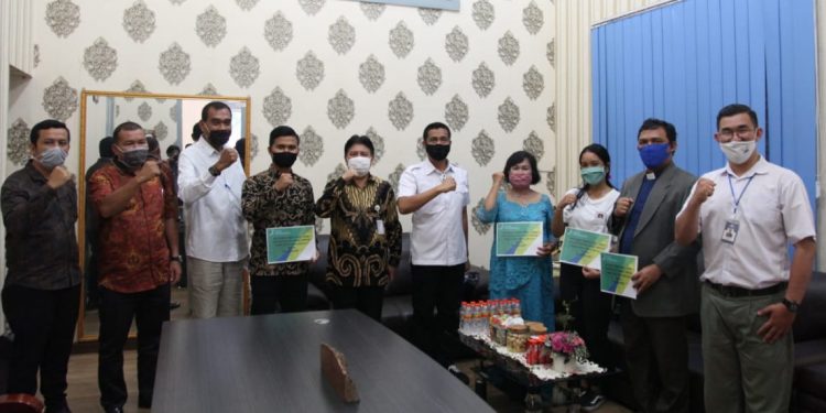 Walikota Siantar dan Kacab BPJS Ketenagakerjaan Serahkan BLT Rp600 Ribu bagi Pekerja