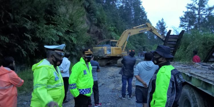 Tiga Titik Jalan Umum di Taput Tertimbun Longsor