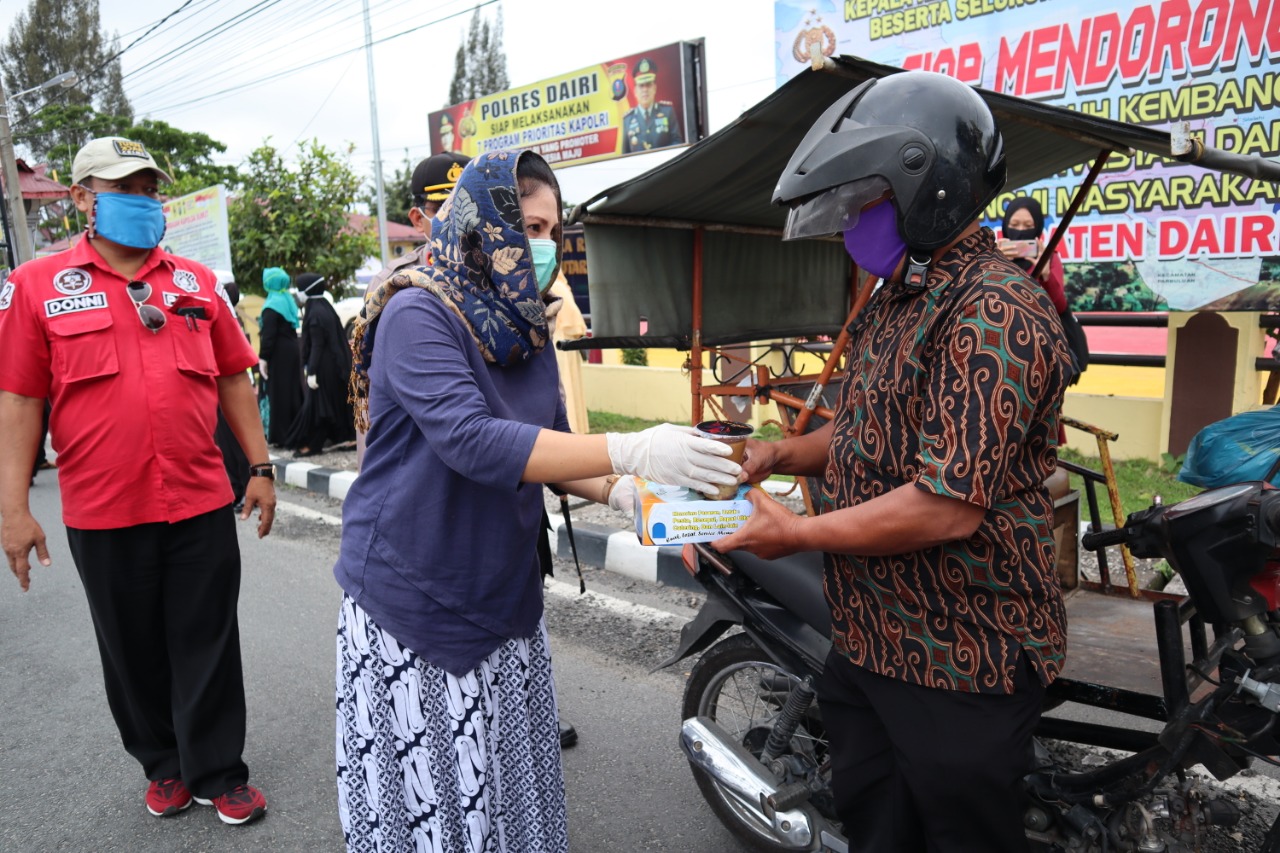Jelang Berbuka Puasa, Polres Dairi Berbagi Takjil di Depan Mako