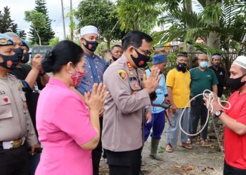 Rayakan Idul Adha 1441 H, Polres Dairi Bagikan Daging Kurban ke Rumah-rumah Warga