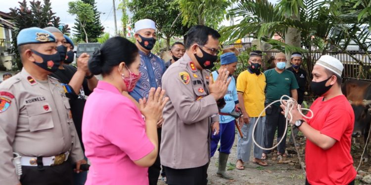 Rayakan Idul Adha 1441 H, Polres Dairi Bagikan Daging Kurban ke Rumah-rumah Warga