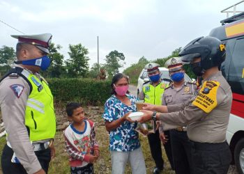 Polres Dairi Bagikan Takjil Dan Nasi Kotak Untuk Berbuka Puasa