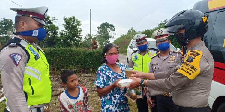 Polres Dairi Bagikan Takjil Dan Nasi Kotak Untuk Berbuka Puasa