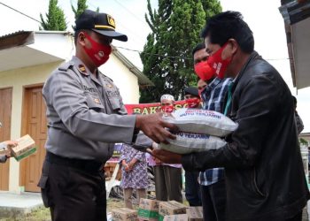 Sambut Hari Bhayangkara, Waka Polres Dairi Bagikan Sembako dan Masker Kepada Pernawirawan serta Warakauri