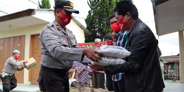 Sambut Hari Bhayangkara, Waka Polres Dairi Bagikan Sembako dan Masker Kepada Pernawirawan serta Warakauri
