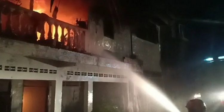 Tiga Unit Rumah Di Siantar Terbakar, Anak Kost Dibangunkan dan Disuruh Keluar Tiga Unit Rumah Di Siantar Terbakar, Anak Kost Dibangunkan dan Disuruh Keluar