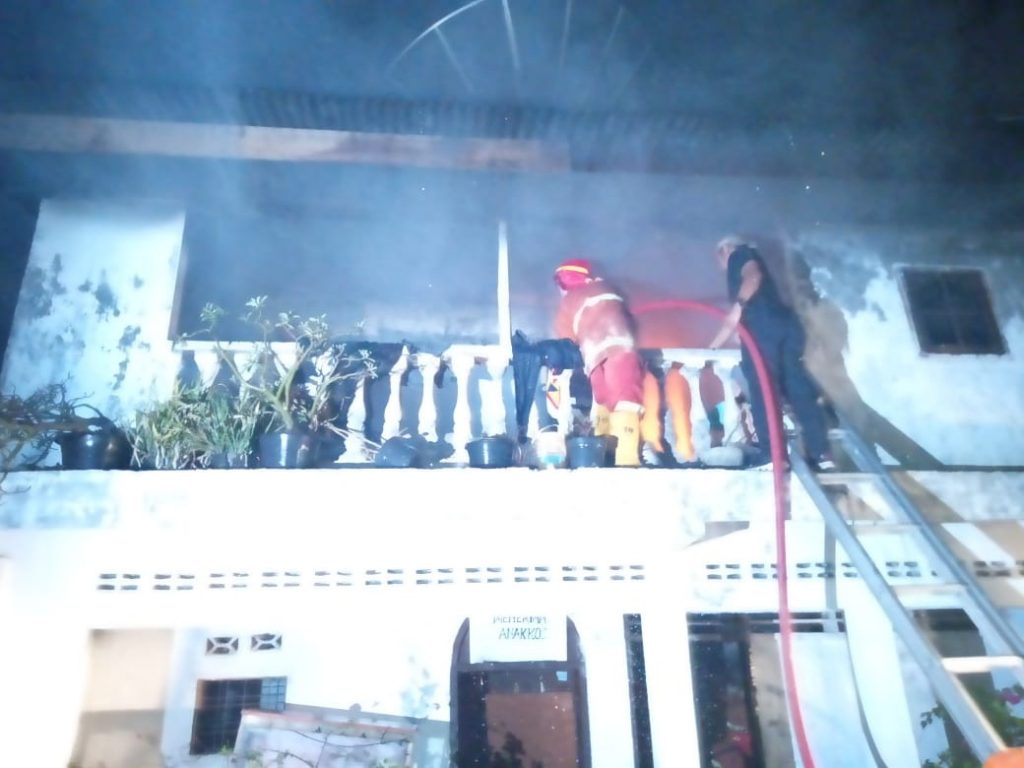 Tiga Unit Rumah Di Siantar Terbakar, Anak Kost Dibangunkan dan Disuruh Keluar Tiga Unit Rumah Di Siantar Terbakar, Anak Kost Dibangunkan dan Disuruh Keluar
