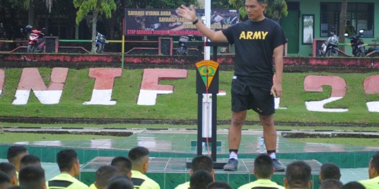 Komandan Brigade Infanteri 7/Rimba Raya Ingatkan Prajurit Bijak Bermedsos dan Berselfi Komandan Brigade Infanteri 7/Rimba Raya Ingatkan Prajurit Bijak Bermedsos dan Berselfi