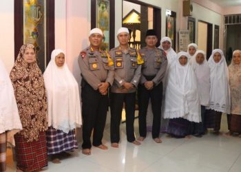 Kapolrestabes Medan bersama Dan Sat Brimobda Sumut Subuh Berjamaah dengan Warga di Masjid Al Muflihin