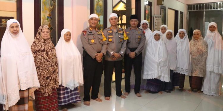 Kapolrestabes Medan bersama Dan Sat Brimobda Sumut Subuh Berjamaah dengan Warga di Masjid Al Muflihin