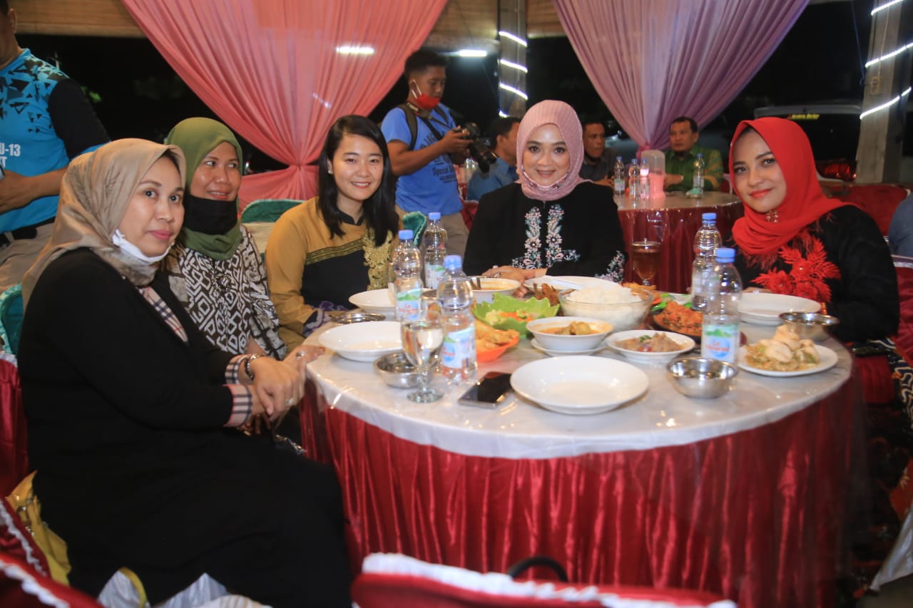 Danrem 022/PT Kolonel Inf Asep Nugraha dapat Songket dari Bupati Labuhanbatu Danrem 022/PT Kolonel Inf Asep Nugraha dapat Songket dari Bupati Labuhanbatu