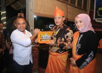 Danrem 022/PT Kolonel Inf Asep Nugraha dapat Songket dari Bupati Labuhanbatu