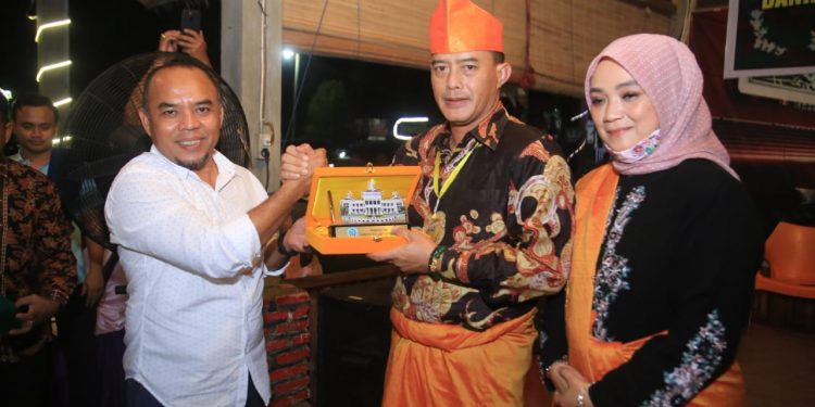 Danrem 022/PT Kolonel Inf Asep Nugraha dapat Songket dari Bupati Labuhanbatu Danrem 022/PT Kolonel Inf Asep Nugraha dapat Songket dari Bupati Labuhanbatu