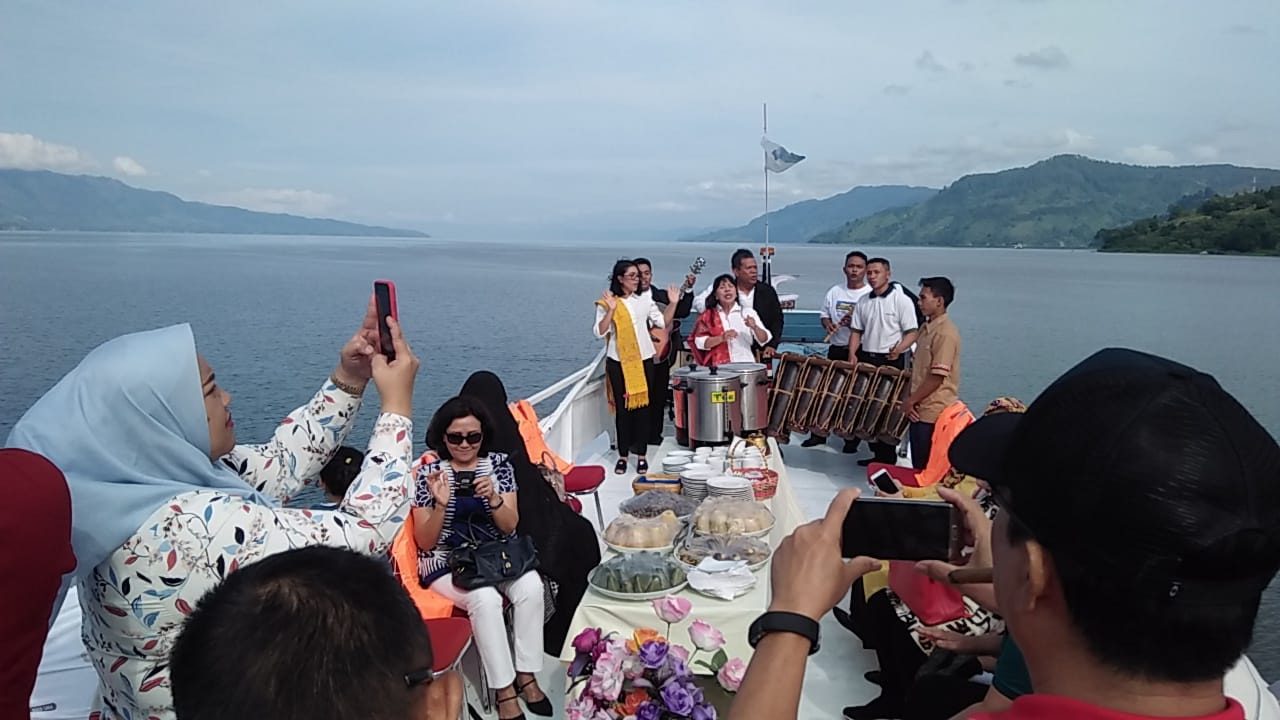 Wisata ke Danau Toba, Letjen TNI (P) Teddy Lhaksmana dan Keluarga Menanam Pohon