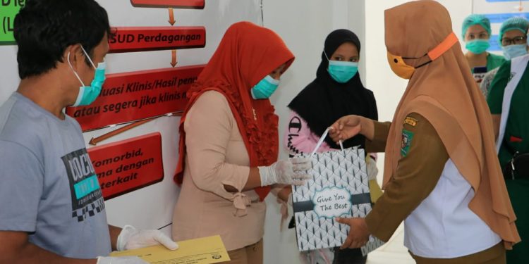Dinyatakan Sembuh dari RSUD Perdagangan, 5 Pasien Covid-19 Pulang Bawa Bingkisan