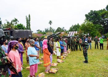 Usai Latihan, Prajurit TNI Batalyon Armed 2/105 KS Bagikan Sembako kepada Warga Deli Serdang