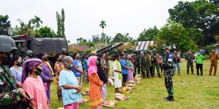Usai Latihan, Prajurit TNI Batalyon Armed 2/105 KS Bagikan Sembako kepada Warga Deli Serdang Usai Latihan, Prajurit TNI Batalyon Armed 2/105 KS Bagikan Sembako kepada Warga Deli Serdang
