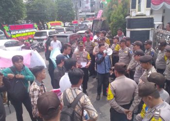 Sejumlah Mahasiswa Kritis Diamankan Saat Pelantikan Anggota DPRD Siantar