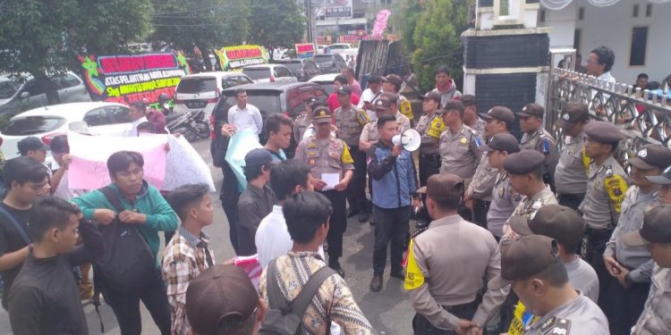 Sejumlah Mahasiswa Kritis Diamankan Saat Pelantikan Anggota DPRD Siantar Sejumlah Mahasiswa Kritis Diamankan Saat Pelantikan Anggota DPRD Siantar