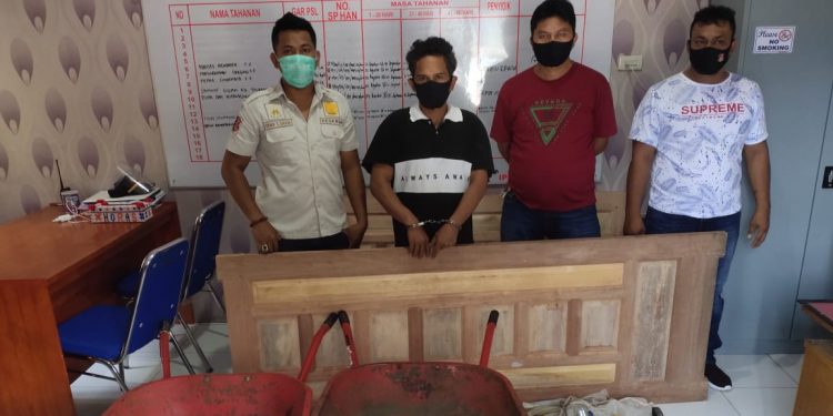 Pria Pengangguran Ini Curi Daun Pintu Senilai Rp1,3 Juta Pria Pengangguran Ini Curi Daun Pintu Senilai Rp1,3 Juta