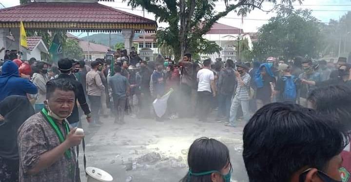 Demo Omnibus Law Ricuh, 8 Mahasiswa di Labuhanbatu Diamankan Polisi Demo Omnibus Law Ricuh, 8 Mahasiswa di Labuhanbatu Diamankan Polisi