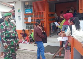 Lakukan Penegakan Disiplin Protokol Kesehatan Saat Pembagian BST, Personel Kodim 0207/Simalungun