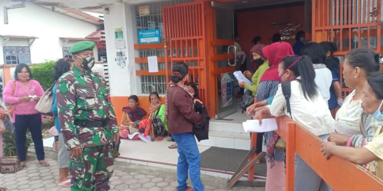 Lakukan Penegakan Disiplin Protokol Kesehatan Saat Pembagian BST, Personel Kodim 0207/Simalungun Lakukan Penegakan Disiplin Protokol Kesehatan Saat Pembagian BST, Personel Kodim 0207/Simalungun