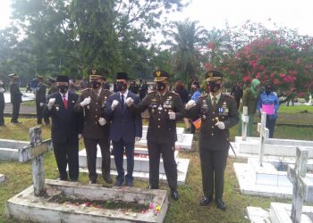 Personel Kodim 0207/Simalungun Danramil 02/Siantar Timur Ziarah Ke TMP Nagur Dalam Rangka HUT ke 75 TNI Tahun 2020