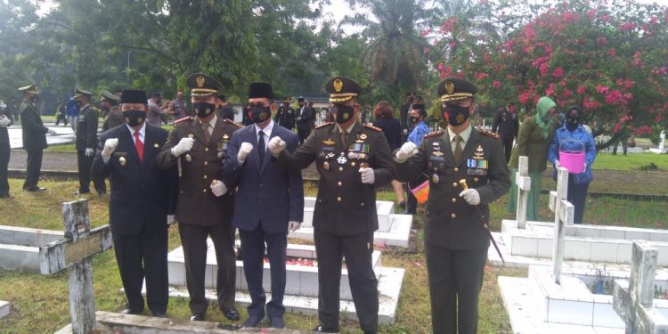 Personel Kodim 0207/Simalungun Danramil 02/Siantar Timur Ziarah Ke TMP Nagur Dalam Rangka HUT ke 75 TNI Tahun 2020 Personel Kodim 0207/Simalungun Danramil 02/Siantar Timur Ziarah Ke TMP Nagur Dalam Rangka HUT ke 75 TNI Tahun 2020