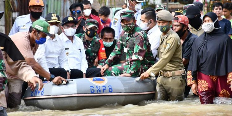 Pangdam I/BB dan Gubernur Sumut Salurkan Bantuan untuk Korban Banjir di Serdang Bedagai Pangdam I/BB dan Gubernur Sumut Salurkan Bantuan untuk Korban Banjir di Serdang Bedagai