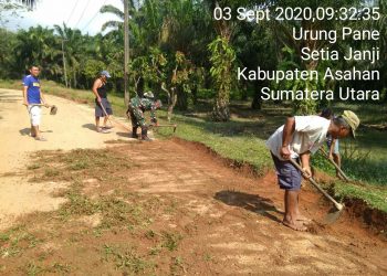 Personel Kodim 0208/Asahan Kerjasama Dengan Masyarakat Dalam Membersihkan Bahu Jalan