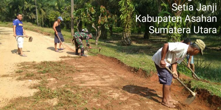 Personel Kodim 0208/Asahan Kerjasama Dengan Masyarakat Dalam Membersihkan Bahu Jalan Personel Kodim 0208/Asahan Kerjasama Dengan Masyarakat Dalam Membersihkan Bahu Jalan