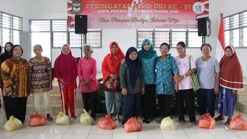 Ibu Petugas Parkir dan Kebersihan di Siantar Terima Bingkisan saat Peringatan Hari Ibu ke-91 Ibu Petugas Parkir dan Kebersihan di Siantar Terima Bingkisan saat Peringatan Hari Ibu ke-91