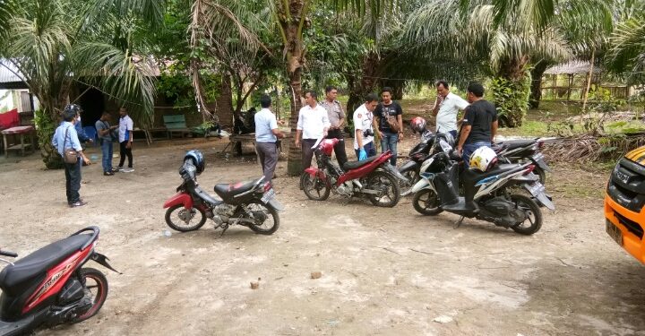 Meteran Listrik Dicabut, Pria ini Bacoki Dua dari Belasan Pria yang Datang ke Rumahnya... Meteran Listrik Dicabut, Pria ini Bacoki Dua dari Belasan Pria yang Datang ke Rumahnya...