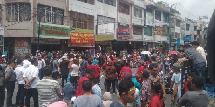 Inti Kota Siantar "Lumpuh", Demonstran Blokade Jalan Sutomo Inti Kota Siantar "Lumpuh", Demonstran Blokade Jalan Sutomo