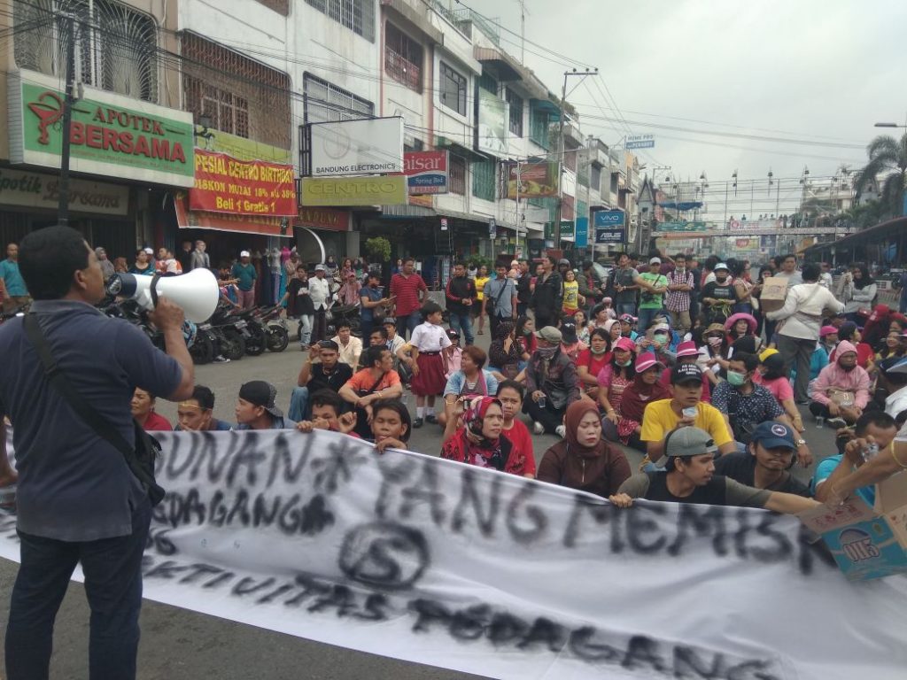Inti Kota Siantar "Lumpuh", Demonstran Blokade Jalan Sutomo Inti Kota Siantar "Lumpuh", Demonstran Blokade Jalan Sutomo